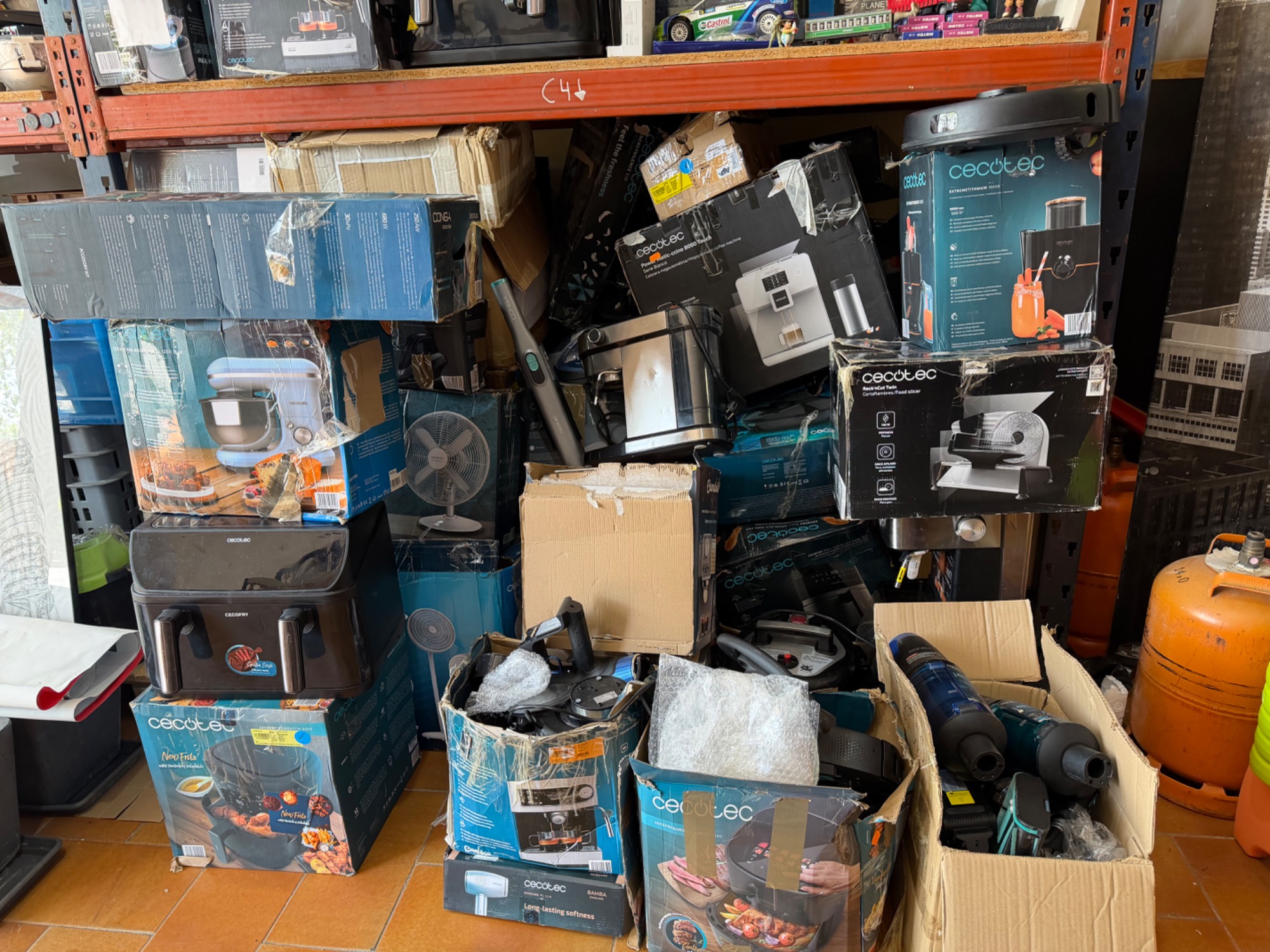 Acumulación desordenada de cajas y herramientas en un espacio de almacenamiento.